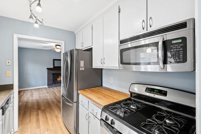 Building Photo - Gem in Hillsborough-move in now!