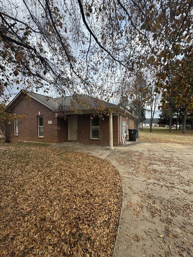 Building Photo - 127 Hedge Ln