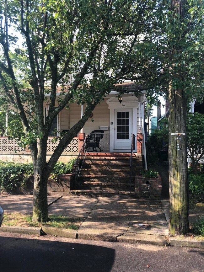 Foto del edificio - 96 Cookman Ave