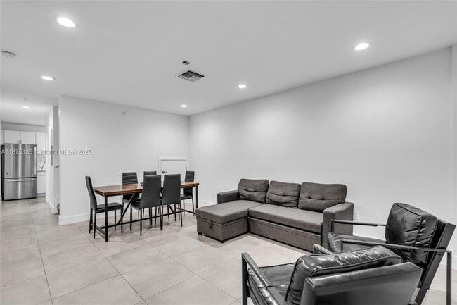 Building Photo - 645 Palmetto Dr