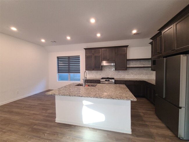 Foto del edificio - 2122 Rosewood Pnes Ln
