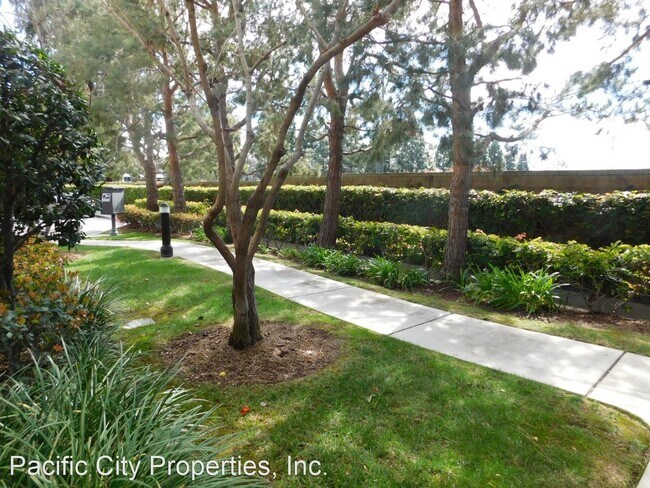 Building Photo - 3 br, 2.5 bath House - 3351 Via Merano