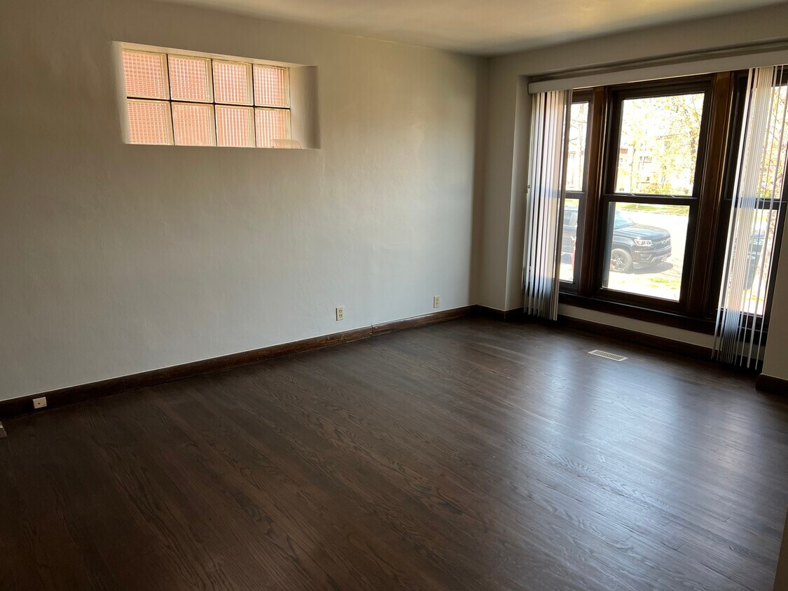 Living room filled with natural light additional coat closet across from front door - 5824 Nottingham Ave