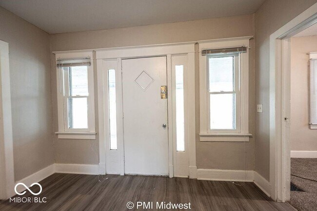 Building Photo - 130 N Gladstone Ave