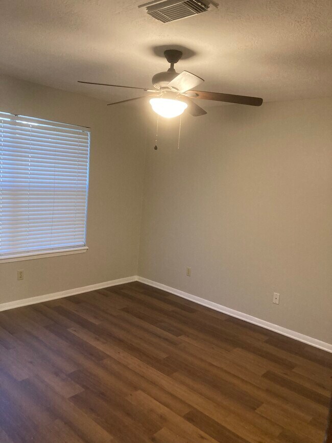 Master bedroom w adjoining bath - 1607 Hazelwood St