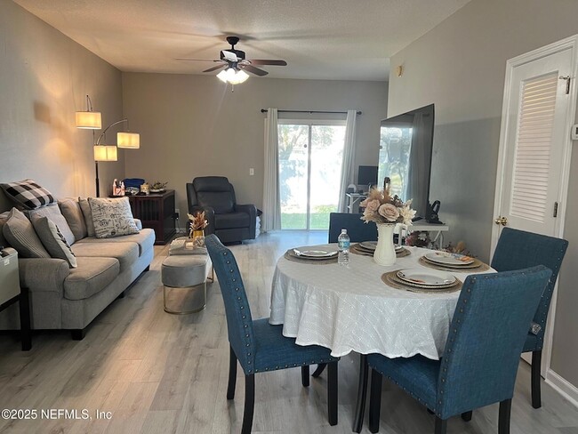 Foto del edificio - 385 Scrub Jay Dr