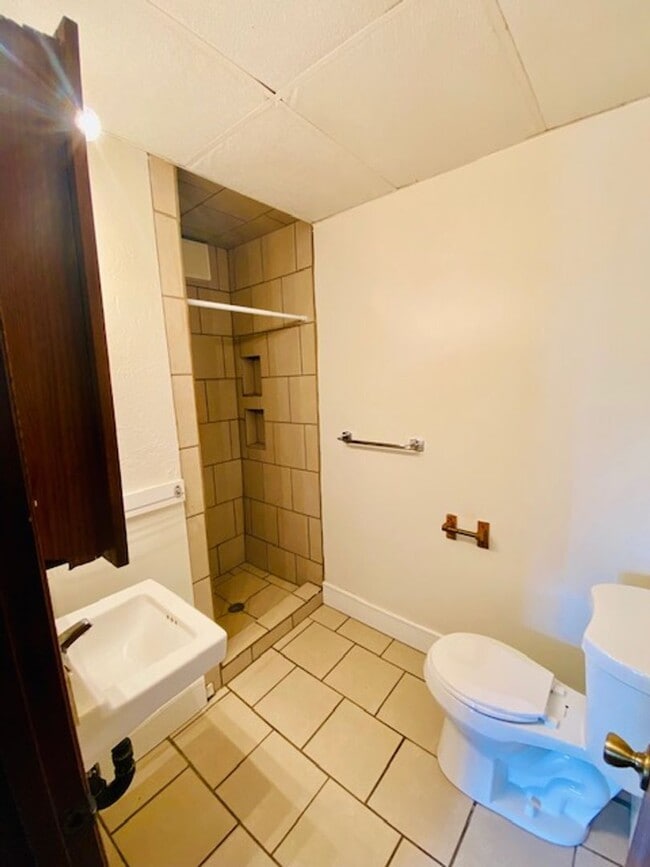 Foto del edificio - 1237 E Walnut St