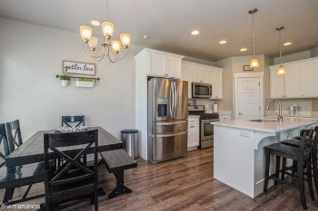 Foto del edificio - 4-Bedroom 3.5 Bathroom in Bluffdale