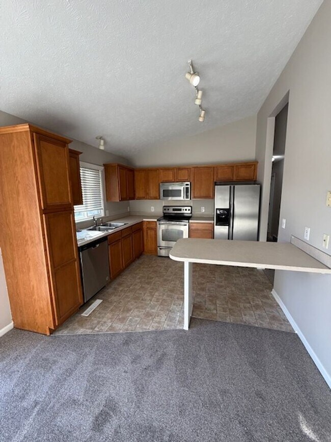 Building Photo - Comfortable & Convenient 3 Bedroom Near Recreation & Trails!!