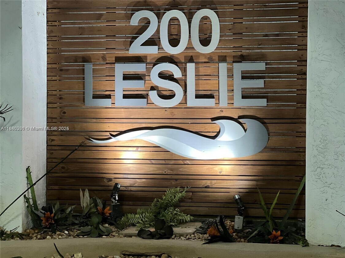 Foto principal - 200 Leslie Dr