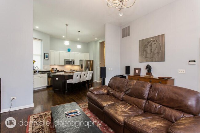 Foto del edificio - 3 bedroom in Chicago IL 60612