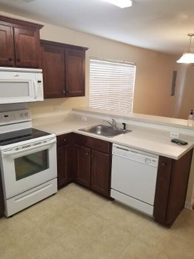 Building Photo - MOVE IN READY!