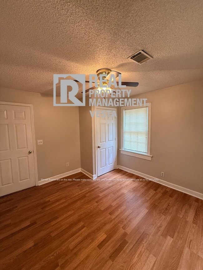 Building Photo - 3163 Highpoint Dr