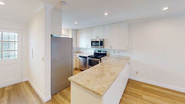 Foto del edificio - Open Concept Townhouse | Vinyl Plank Flooring