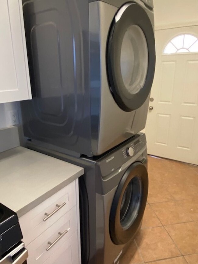 Building Photo - Available Now!! 1 Bedroom 1 Bathroom Back Unit