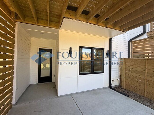 Foto del edificio - Spacious New Construction 4-Bed, 4-Bath Townhome with Modern Finishes, Fireplace & Fenced Yard | ...