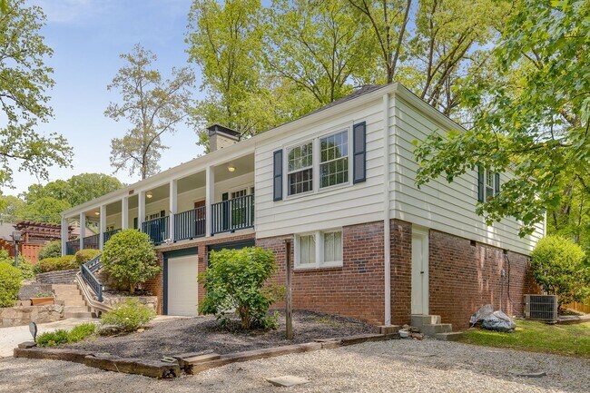 Building Photo - Spacious 3/2 w/ 2-Car Garage Two Blocks fr...