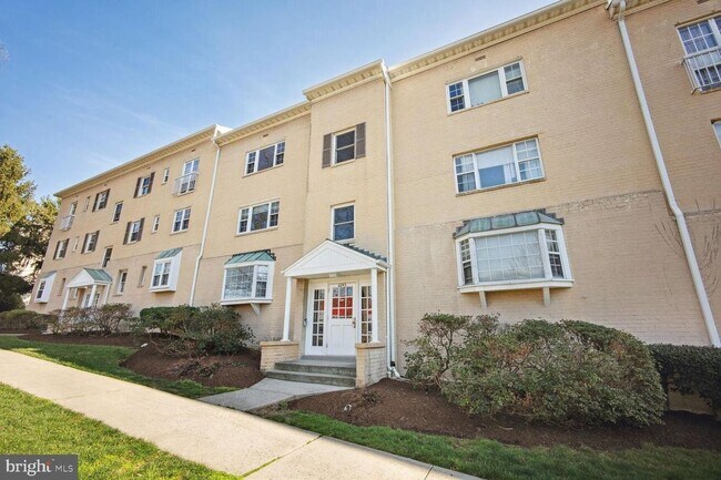 Foto del edificio - 6243 Wilson Blvd