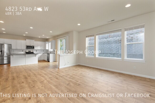 Building Photo - Spacious 4-Bedroom with Chefs Kitchen and ...