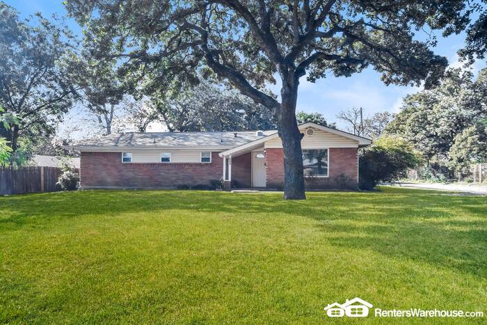 Primary Photo - Newly renovated spacious 3 bed/2 bath with...