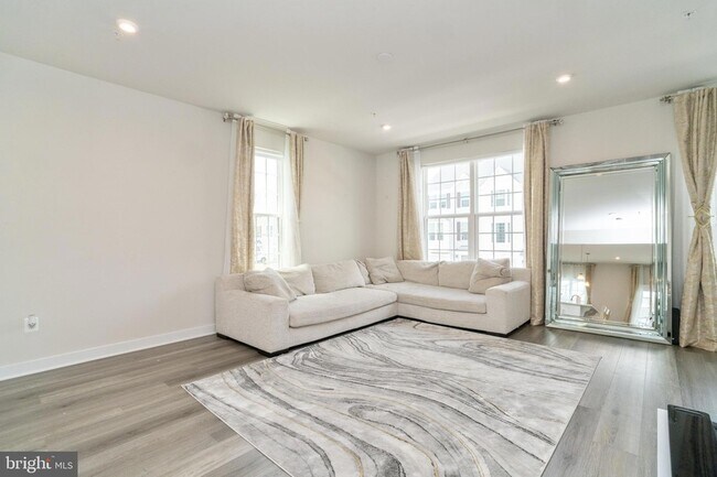Foto del edificio - 336 Pemberton Park Ln