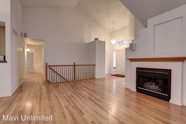 Building Photo - 4054 Hawthorne Cir