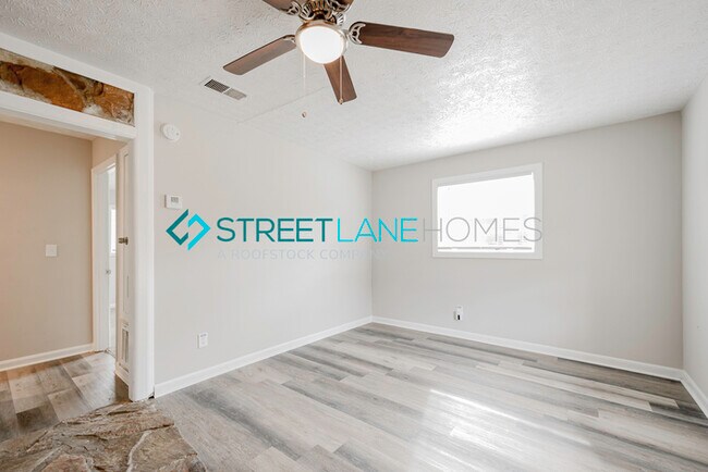 Foto del edificio - NOW OFFERING $250 OFF FIRST FULL MONTH IF ...