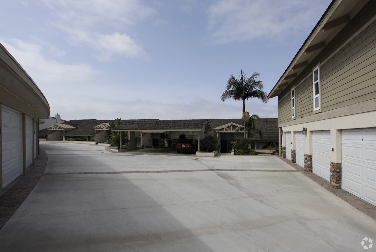 Primary Photo - 707-725 Domingo Dr