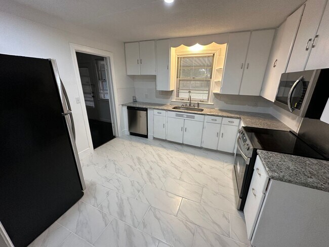 Building Photo - 3 Bedroom, 2 bath house in East Nashville!...