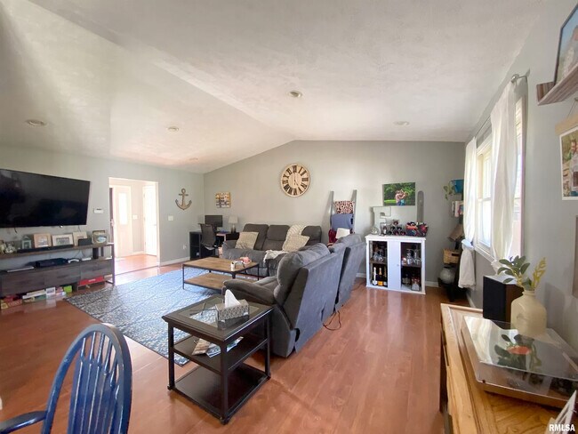 Building Photo - 619 S Surrey Ln