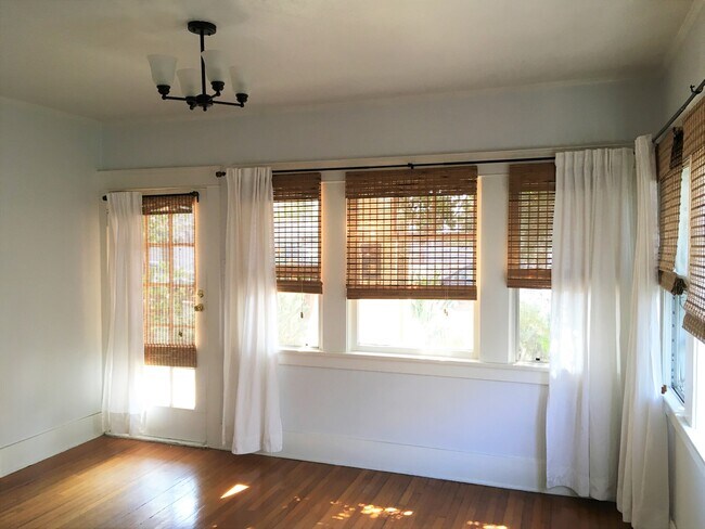 FRNT DOOR - 941 Victoria Ave