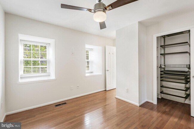 Foto del edificio - 4954 Bradley Blvd