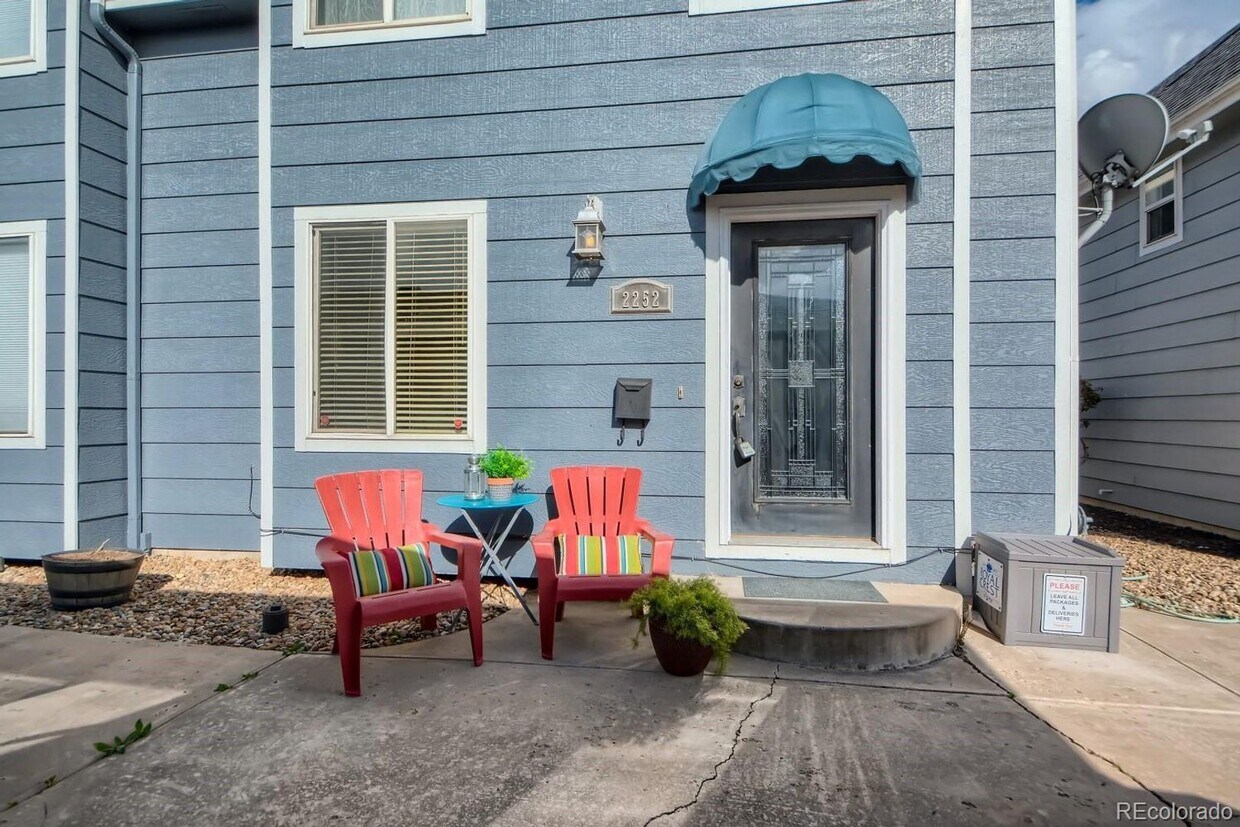 Foto principal - Fantastic 3 bed, 2.5 bath Townhome in Univ...
