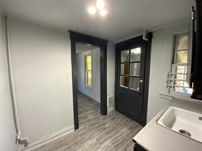 Building Photo - 505.5 Collett-