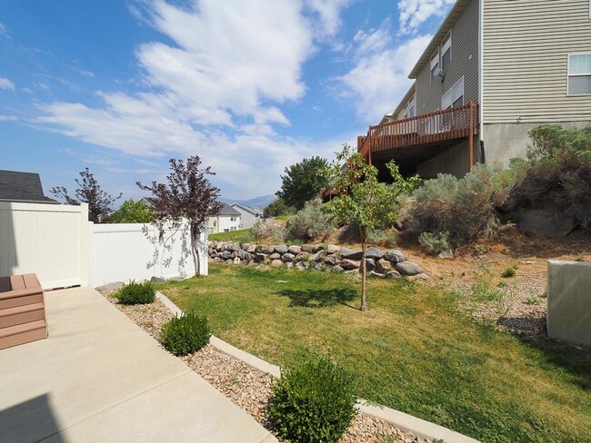 Building Photo - Draper Hillside Townhome