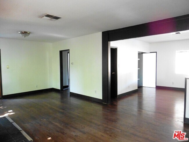 Foto del edificio - 5723 Stansbury Ave