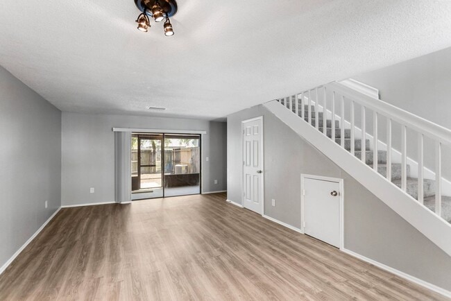Building Photo - 2bedroom 1.5 Bath Town home ** January Ren...