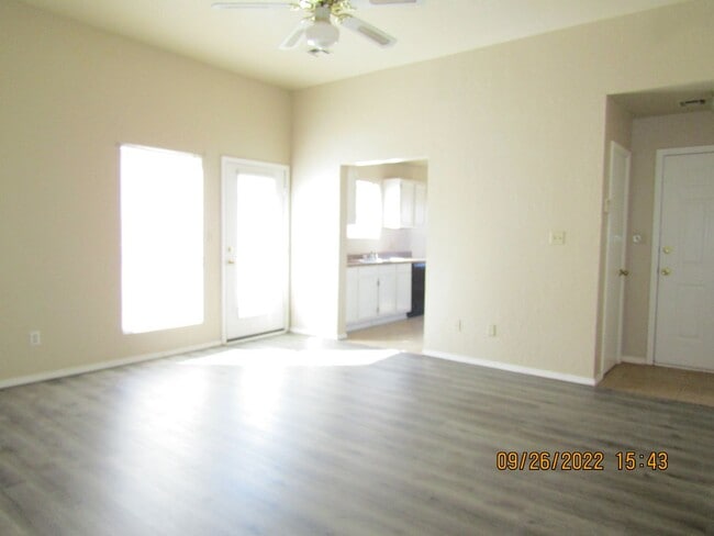 Building Photo - Very nice home located in the Rolling Hill...
