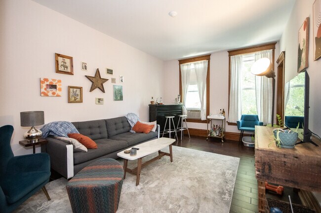 Foto del edificio - 2145 W School St