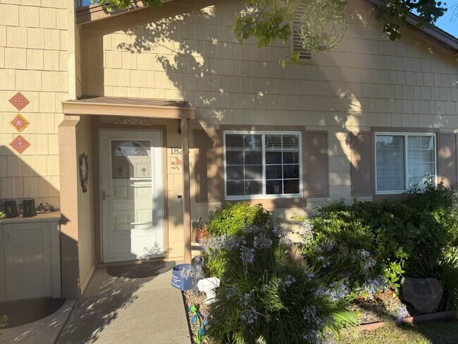 Building Photo - 1825 Rhododendron Dr