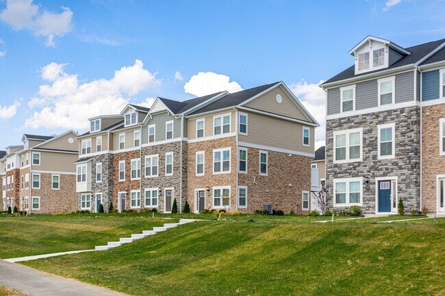 Building Photo - Highlands EVOLV Rental Townhomes