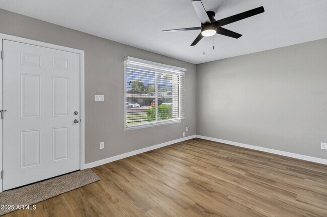 Foto del edificio - 225 N Standage