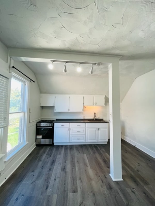 Building Photo - 1395 S 900 E