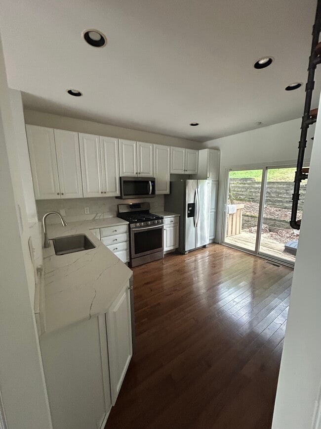 Building Photo - 560 Empress Ave