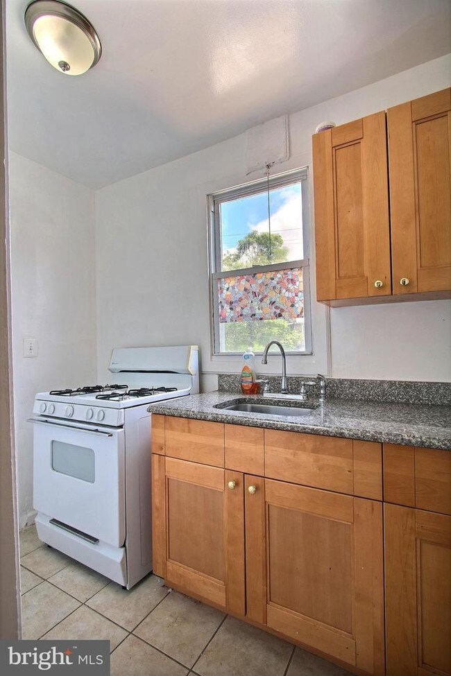 Building Photo - 324 E 33rd St