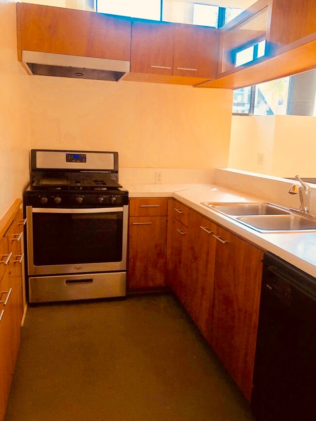 Kitchen - 37 Brooks Ave
