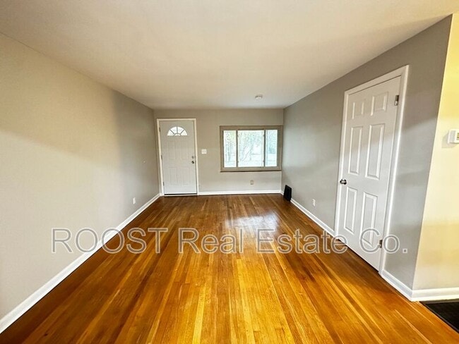 Building Photo - 1545 Garling Ave