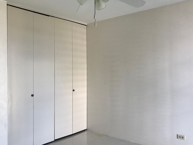 Building Photo - 2/2/1 with Den/3rd Bedroom (Elec, Water, Sewer, Hot Water, Gas Included in Rent!)