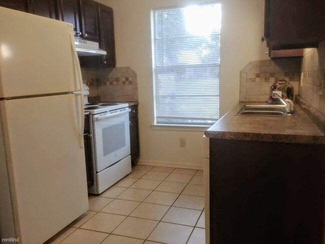 Building Photo - 2 br, 1 bath Duplex - 719 San Saba Dr