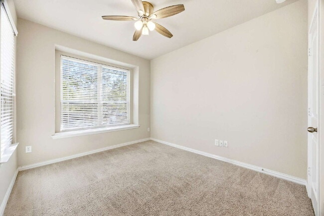 Building Photo - Spacious 4 bed 2.5 bath home available for rent